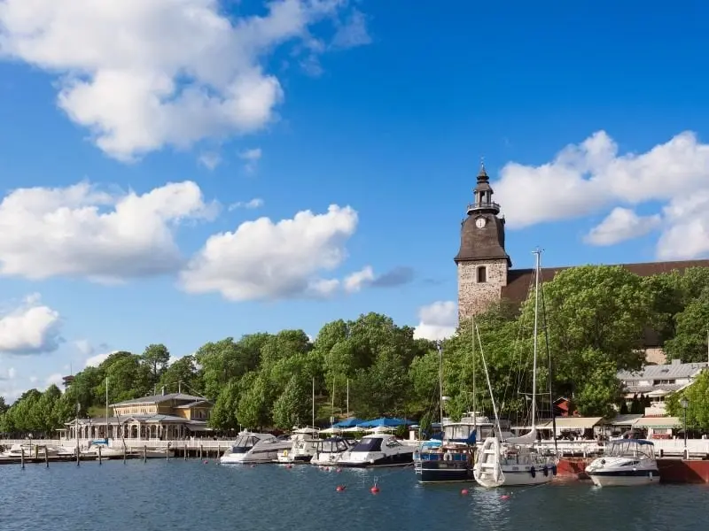 Naantalin rantamaisema veneineen ja kirkontorneineen.