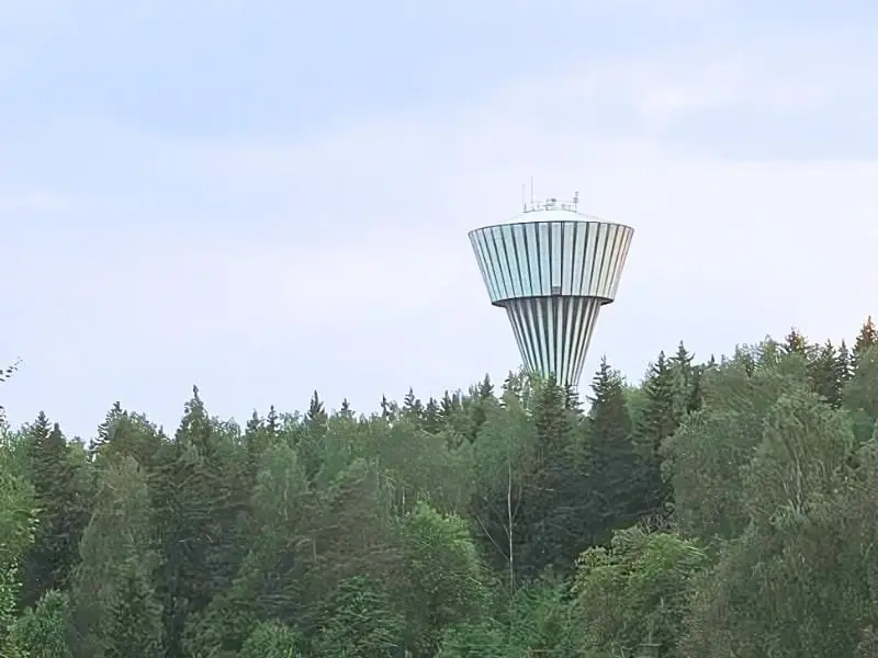 Vesitorni kohoaa metsäisen alueen yläpuolelle Raisiossa.