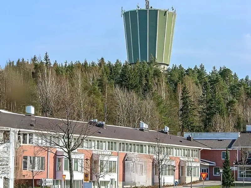 Vesitorni kohoaa Kaarinan rakennusten ja metsän yläpuolelle.