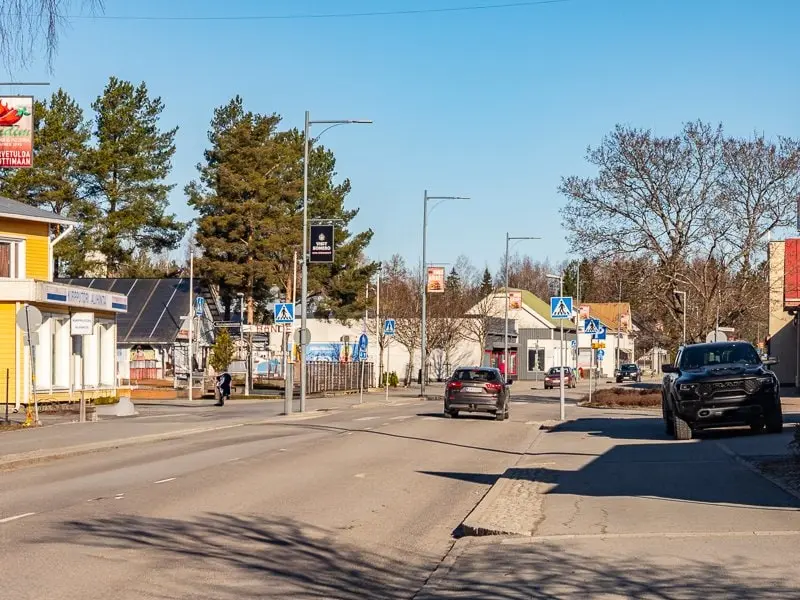 Katunäkymä Koski Tl:n taajamassa.