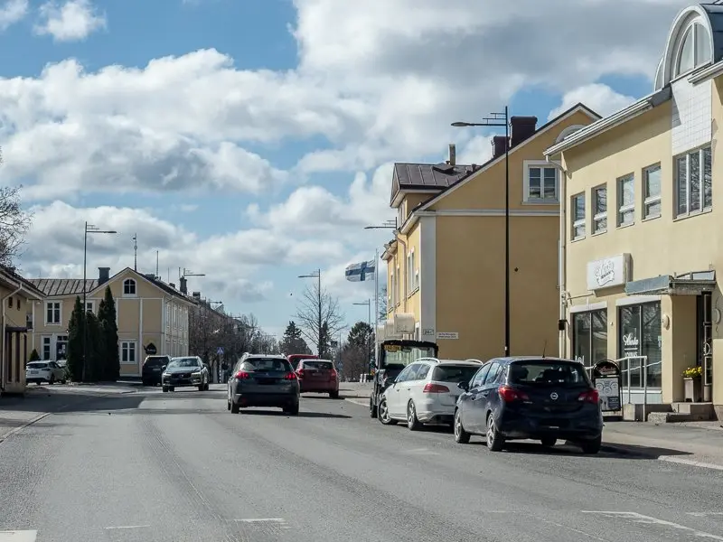 Rakennuksia ja autoja Laitilan keskustan kadulla.