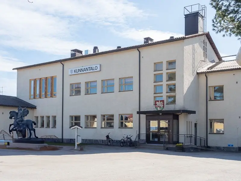 Vaalea rakennus Marttilassa.
