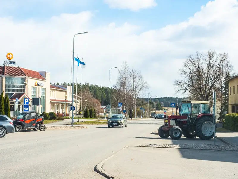 Traktori ja rakennuksia Nousiaisten kadulla.