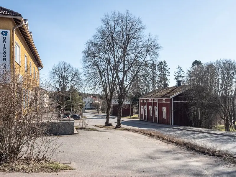 Kirkko ja punaisia rakennuksia Oripäässä.