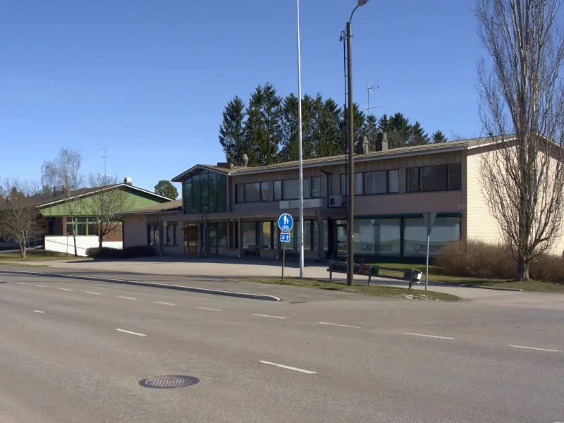 Rakennuksia ja pysäköityjä autoja Pöytyällä.
