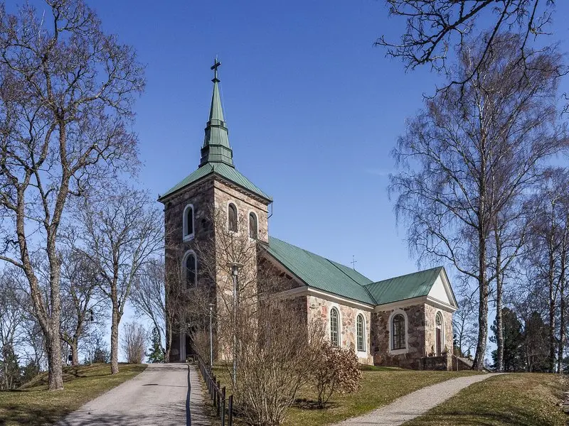 Salon kirkko puiden keskellä.
