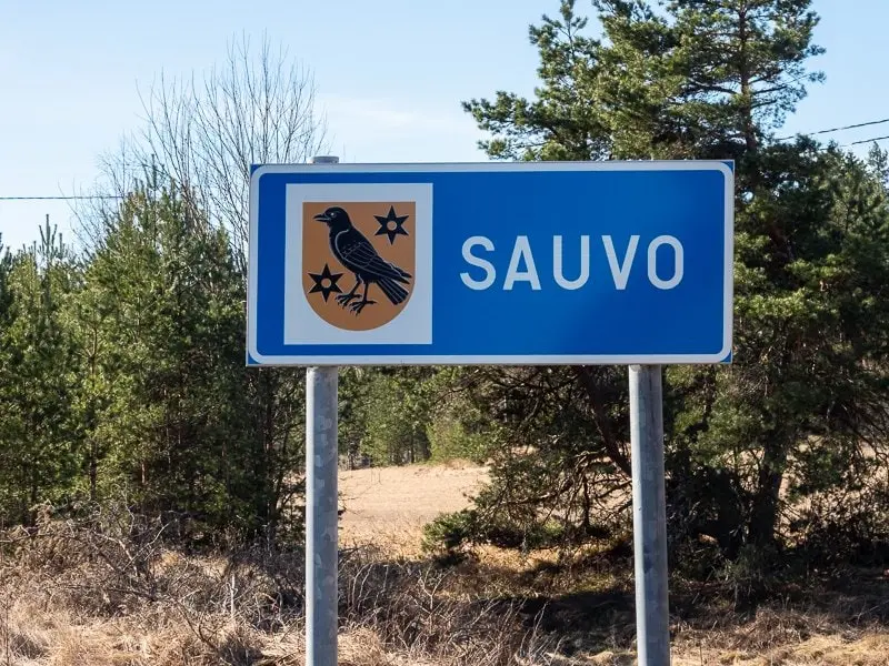 Sauvon kuntakyltti metsän reunassa.