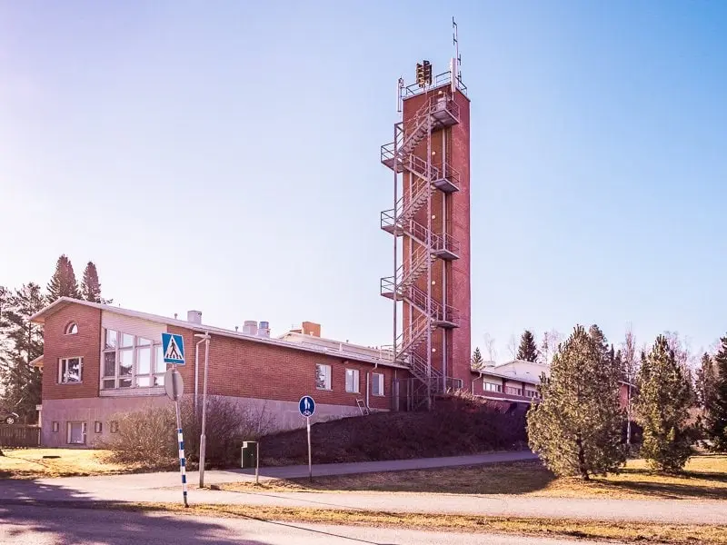 Punatiilinen rakennus Somerolla.