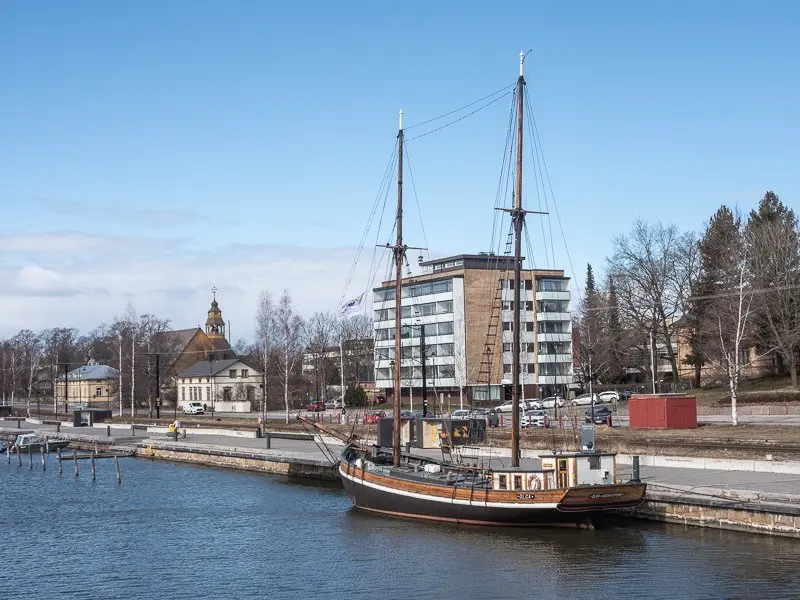 Purjealus ja rantaa Uudessakaupungissa.